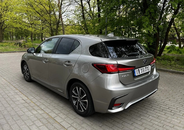 Lexus CT cena 82900 przebieg: 82200, rok produkcji 2017 z Warszawa małe 56